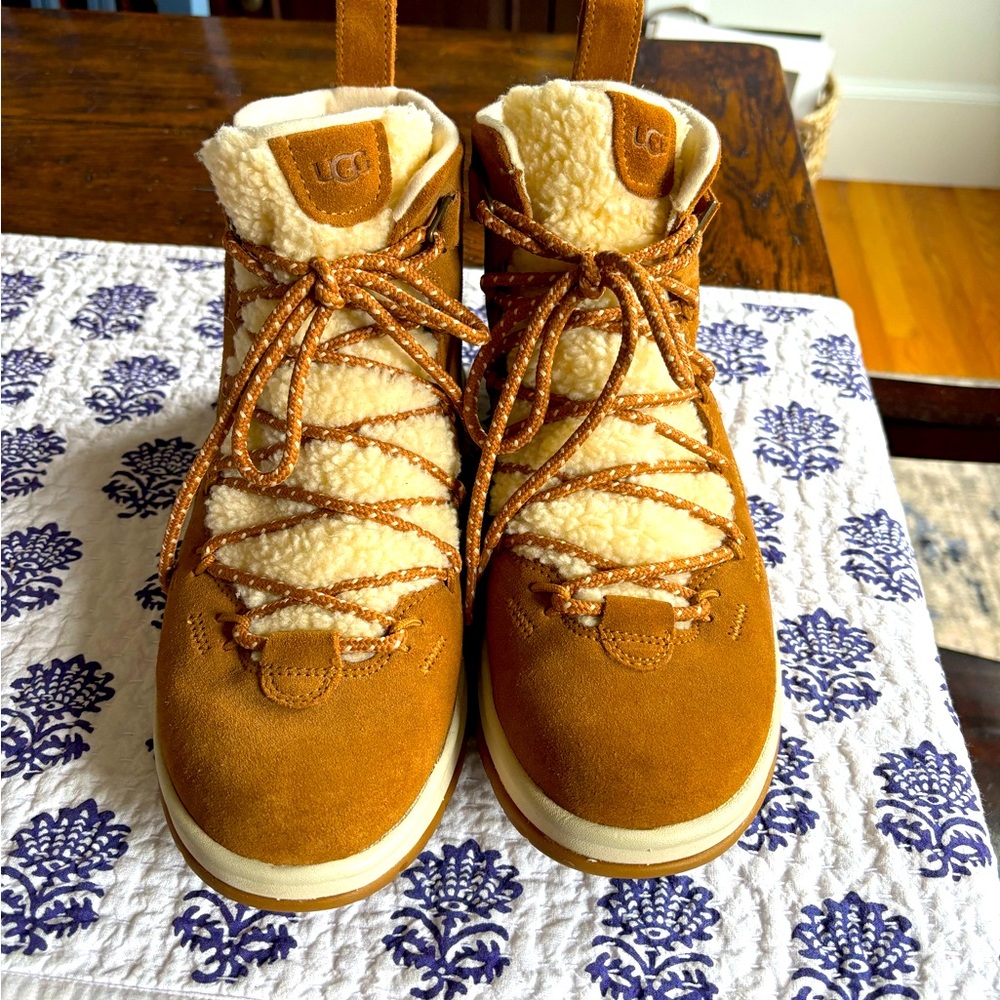 Ugg heritage mid ankle boot, worn only a couple of times. Excellent condition.